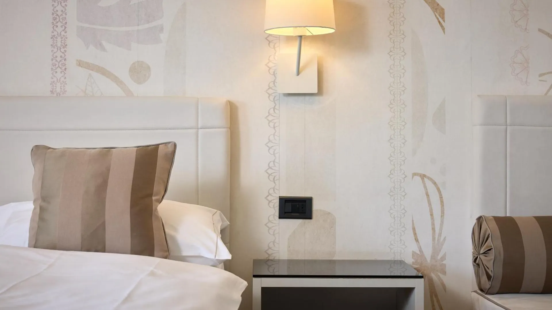 Hotel Capri Мальчезине Италия