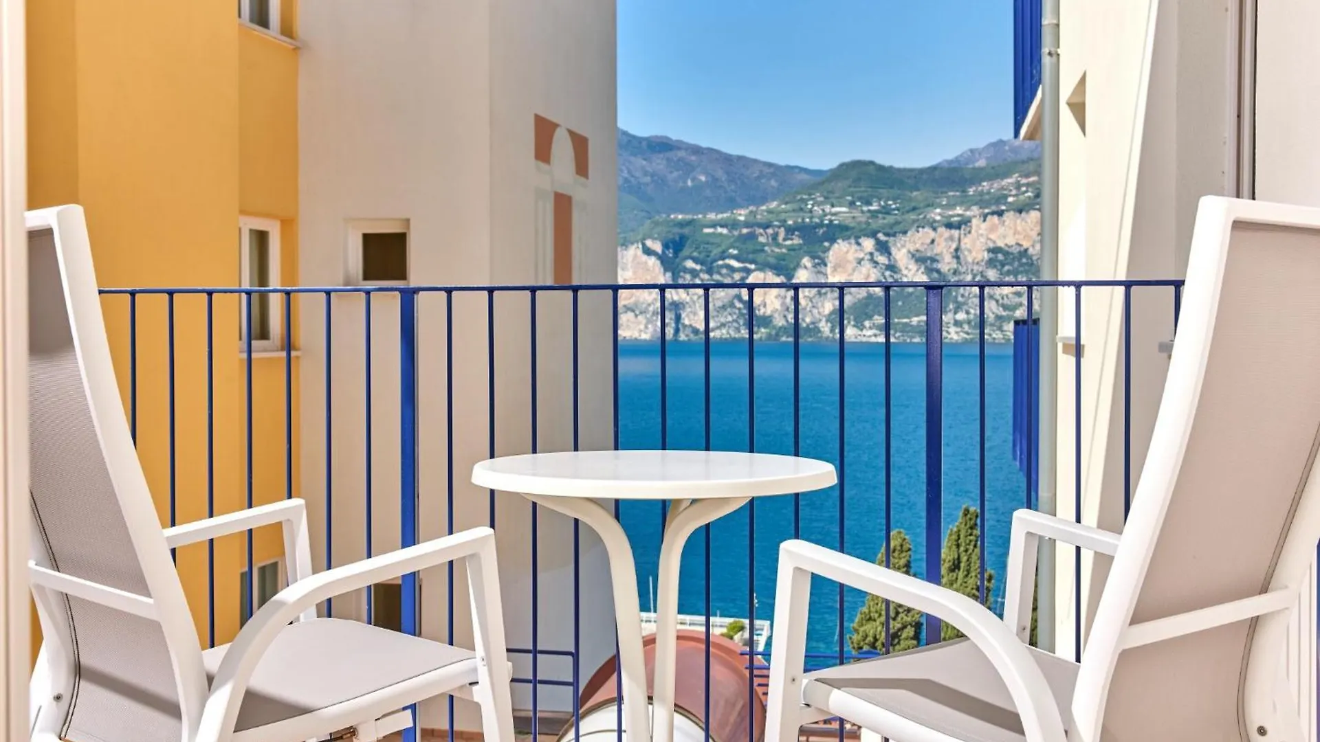 Hotel Capri Мальчезине 3*,