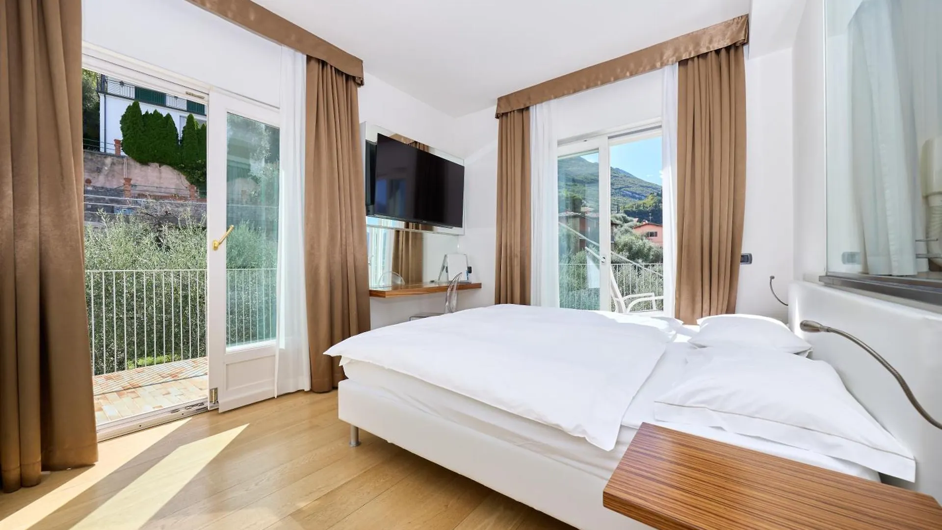 Hotel Capri Мальчезине 3*,