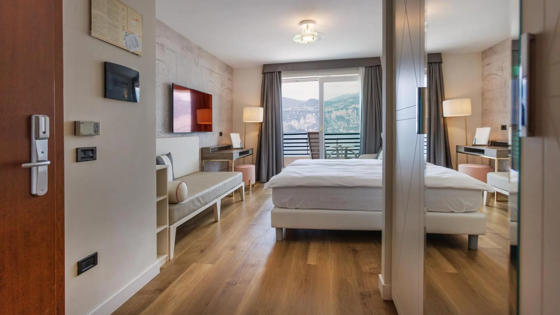 Hotel Capri Мальчезине