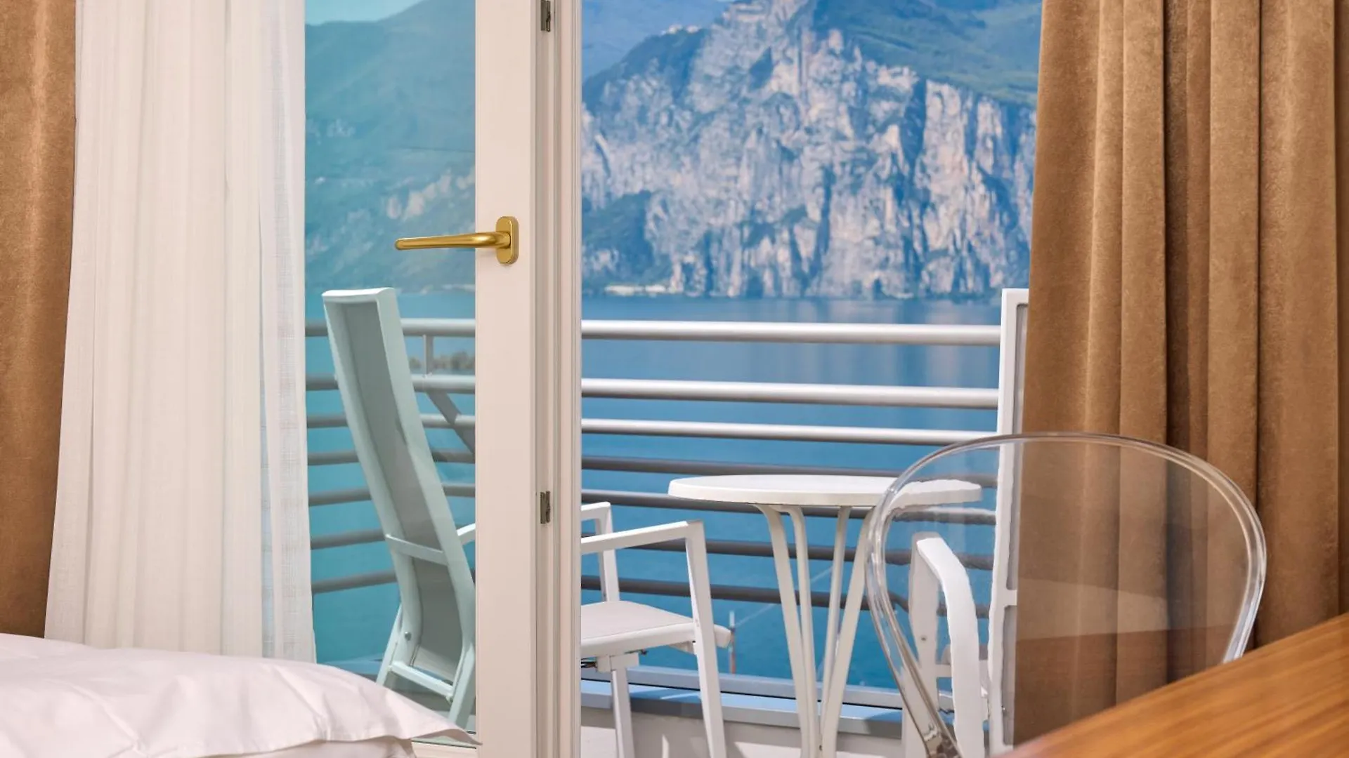 Hotel Capri Мальчезине 3*,